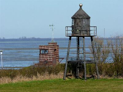 LT in Dangast mit nebenstehendem Pegelhaus